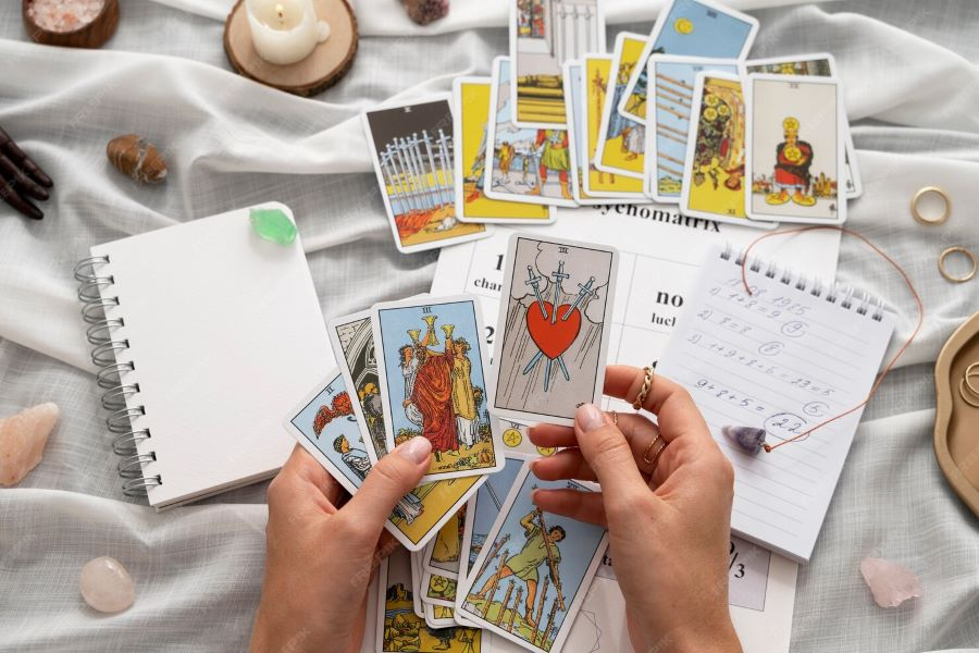Những Bộ Bài Tarot Nổi Tiếng Nhất Thế Giới – Biểu Tượng Vượt Thời Gian Của Nghệ Thuật Huyền Bí - Astroreka